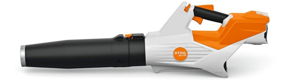 Na obrazie widoczna jest dmuchawa do liści w kolorach czarnym, białym i pomarańczowym z logo \'STIHL\' na boku. Urządzenie ma ergonomiczny uchwyt i wydłużoną dyszę.