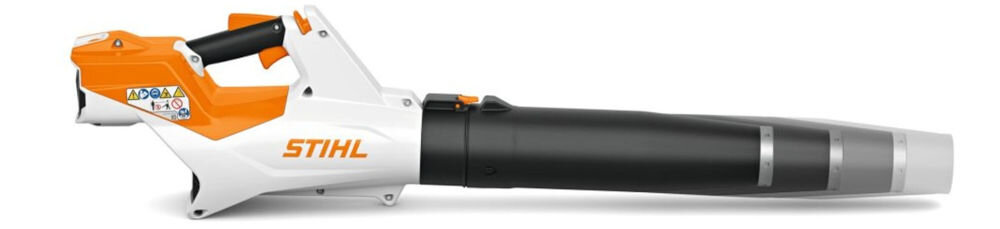 Na obrazie widoczna jest dmuchawa do liści w kolorach pomarańczowym, białym i czarnym z logo \'STIHL\'.