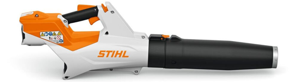 Na obrazie widoczna jest dmuchawa do liści w kolorach pomarańczowym, białym i czarnym z logo STIHL. Na urządzeniu znajdują się również kolorowe symbole ostrzegawcze.