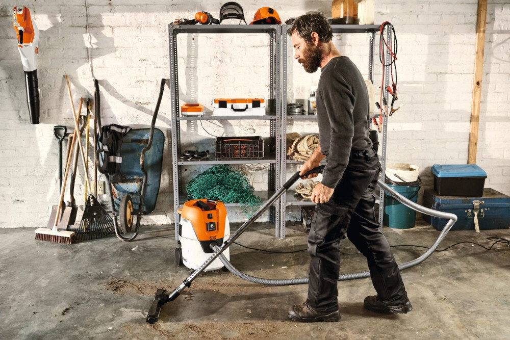 Odkurzacz warsztatowy STIHL SE 62 zdjęcie lifestyle osoba użytkuje odkurzacz Wszechstronne sprzątanie