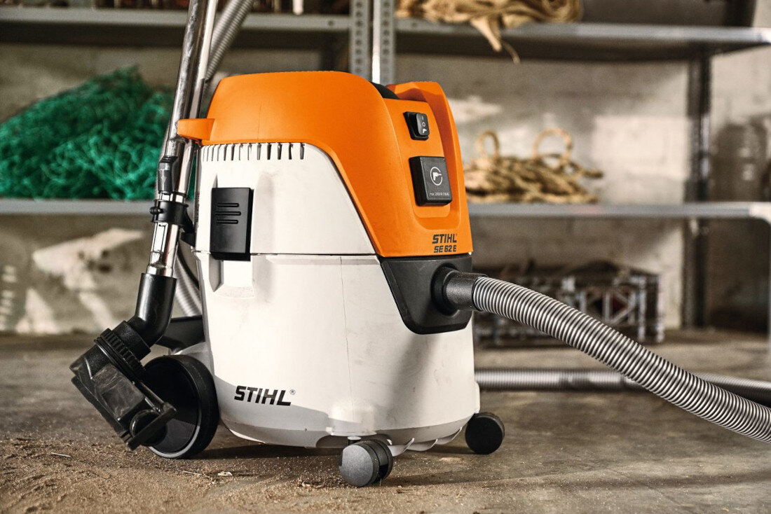 Odkurzacz warsztatowy STIHL SE 62 Stała wydajność pracy Moc 1400 W wydajność 3600 l/min system czyszczenia filtra zdjęcie lifestyle prezentacja odkurzacza