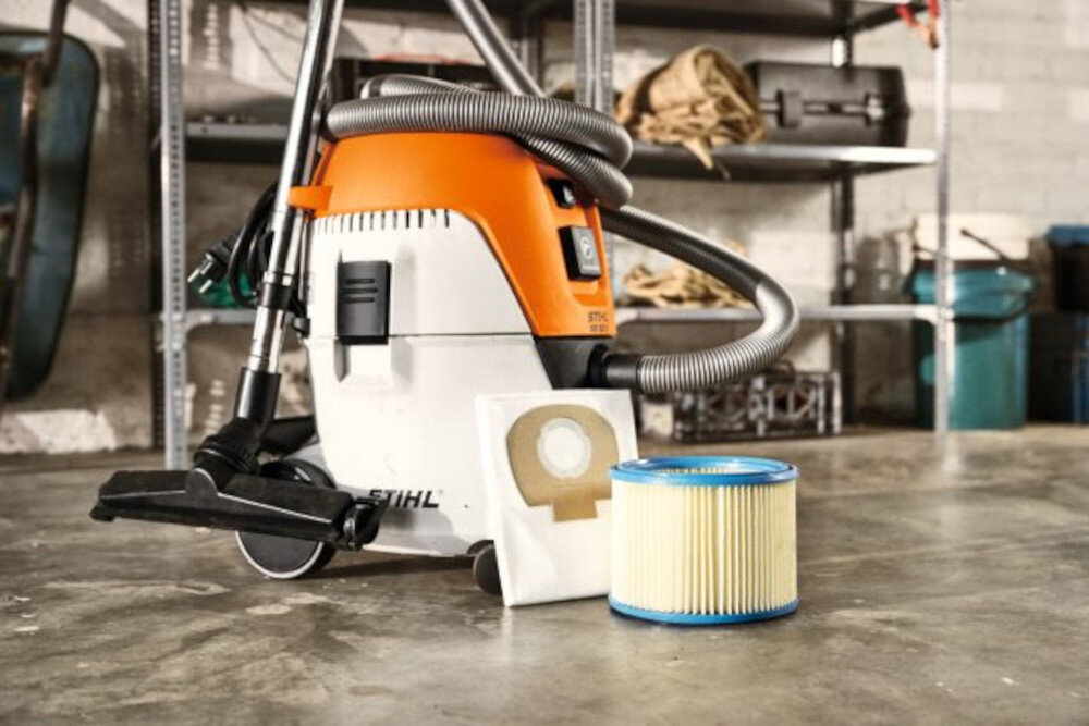 Odkurzacz warsztatowy STIHL SE 62 System filtracji klasy M Wielowarstwowy system filtrujący z filtrem PTFE klasy pyłu „M” worka filtracyjnego Prosty system oczyszczania zdjęcie lifestyle prezentacja filtra i worka