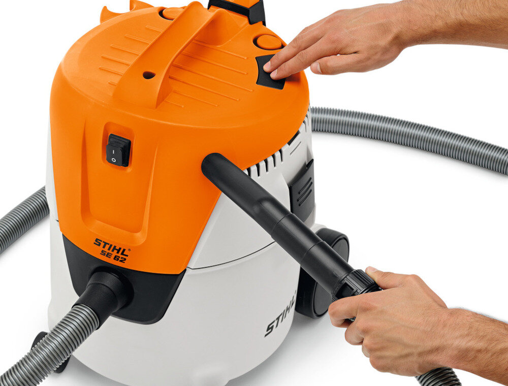 Odkurzacz warsztatowy STIHL SE 62  Funkcja nadmuchu do otworu wydmuchowego z trybu dmuchawy zdjęcie na białym tle