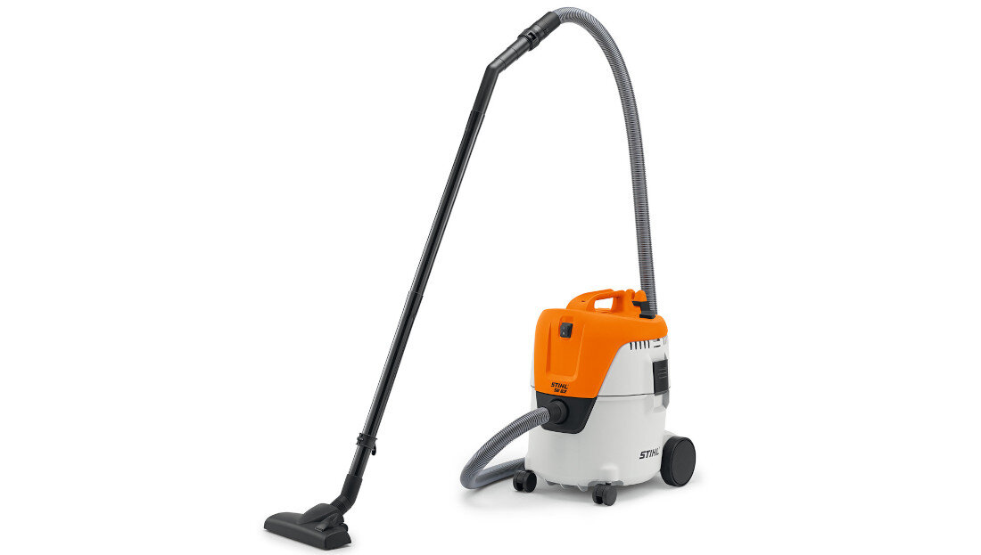 Odkurzacz warsztatowy STIHL SE 62 Mobilna konstrukcja Waga 7,5 kg pojemność zbiornika 20 l wygoda komfort na zdjęciu prezentacja odkurzacza na białym tle