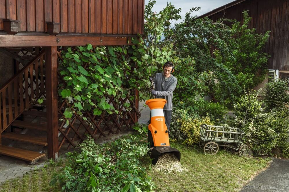 Rozdrabniacz do gałęzi STIHL GHE 150 elektryczny 2500W średnica cięcia 35mm, otwór, koniczyna, lej, konary, Praca rozdrabniaczem ogrodowym Stihl przy drewnianej pergoli.