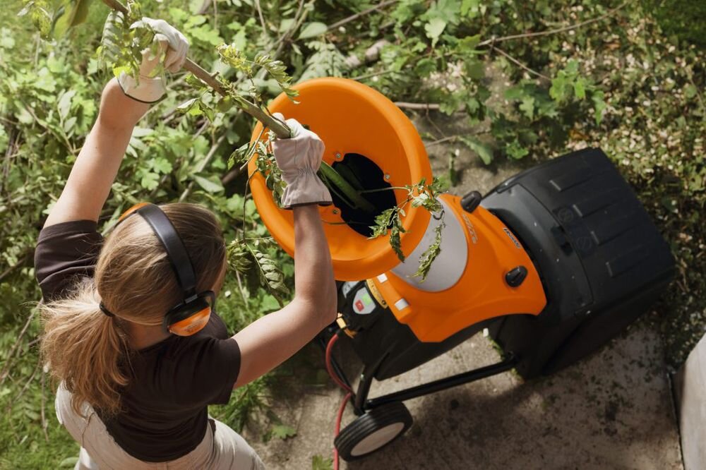Rozdrabniacz do gałęzi STIHL GHE 260 elektryczny 2900W średnica cięcia 40mm, lej, wsadowy, konary, wyciszenie, Widok z góry na wkładanie gałęzi do leja rozdrabniacza.