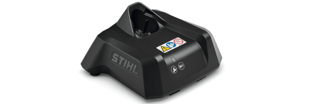 Czarna ładowarka z logo \'STIHL\' i dwoma symbolami na przedniej części. Na górze znajdują się kolorowe oznaczenia ostrzegawcze.