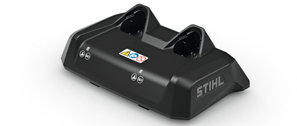 Czarna ładowarka z dwoma gniazdami, oznaczona logo STIHL i symbolami ostrzegawczymi na górnej powierzchni.