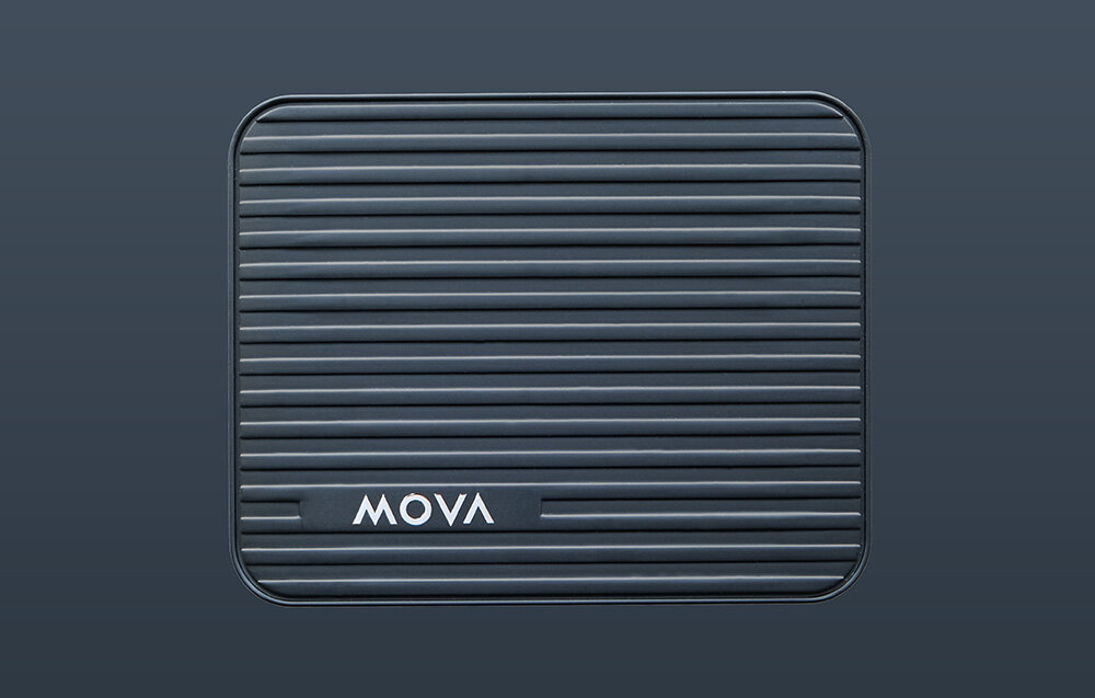 Moduł Łącza do robota koszącego MOVA MLMM21, moduł, przód, ciemne, tło, Przód modułu łącza do robota koszącego MOVA na ciemnym tle.
