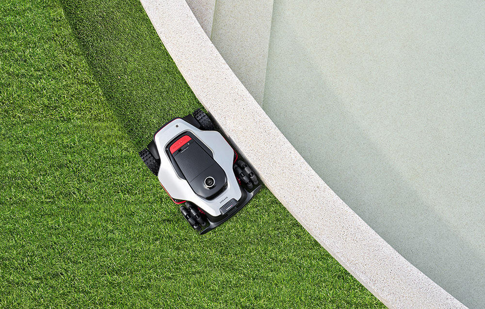 Robot koszący DREAME A3 AWD Pro 2500 trawnik robot kosi trawę wzdłuż ogrodzenia widok z góry technologia EdgeMaster™ 2.0 skuteczne koszenie przy krawędziach dzięki automatycznemu wysuwaniu tarczy tnącej