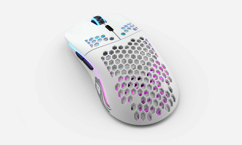 GLORIOUS PC Model O- Wireless Sensor BAMF czujnik Pixart PMW 3360 rozdzielczości 19 000 DPI prędkość śledzenia 400 IPS częstotliwość 1000 Hz (1 ms) modeli O i O- przyspieszeniem 50G przycisku na myszy dioda aktualnie ustawionym poziomie rozdzielczości - mysz od góry na białym tle