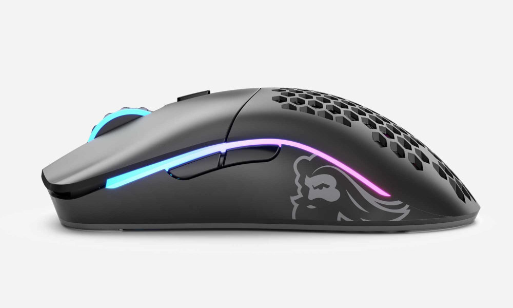 GLORIOUS PC Model O- Wireless 65 g redukuje zmęczenie dłoni obudowa o wymiarach około 120 × 63 × 35 mm teflonowe ślizgacze - mysz od boku na białym tle