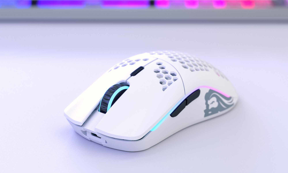 GLORIOUS PC Model O- Wireless odłączany kabel USB-A do USB-C dwóch metrów elastycznej konstrukcji oplotowi typu paracord ładowanie urządzenia trybie przewodowym - mysz z od przodu na białym biurku