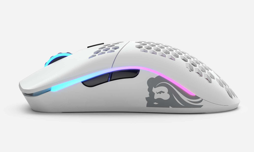 GLORIOUS PC Model O- Wireless oświetlenie LED Oświetlenie niezależnych stref regulować kolor światła każdej z nich 16,8 mln kolorów RGB jasność, a także animację świateł dołączonego oprogramowania, - mysz od boku na białym tle