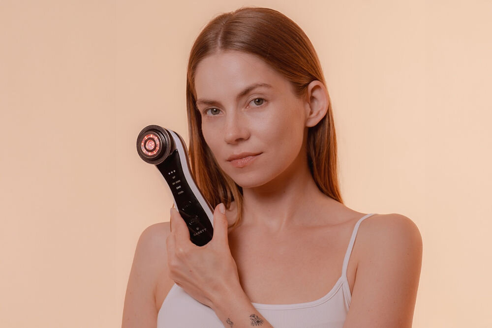 Urządzenie do mezoterapii GARETT BEAUTY Fresh Skin Pro Biały kobieta trzymająca urządzenie w dłoni czerwone światło diody jasne tło  kompleksowa pielęgnacja