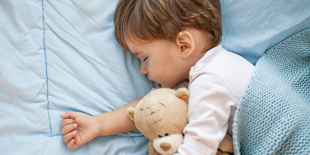 Pralko-suszarka CANDY BWS 485SB8-S lifestyle wizualizacja śpiace dziecko pluszak Wyjątkowo cicha AI Silent Motion mniejsze wibranie praca w nocy 72 dB