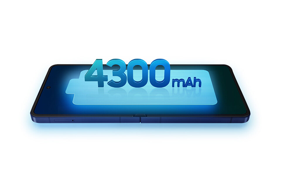 Galaxy Z Flip7 jest pokazany rozłożony z widoczną ikoną baterii na górze ekranu. Pojemność baterii to 4300 miliamperogodzin.