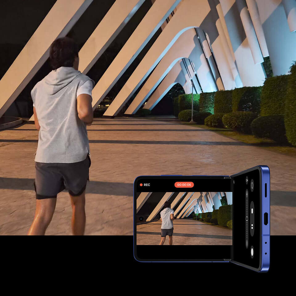 Film jest nagrywany za pomocą szerokokątnego aparatu Galaxy Z Flip7 w stylu kamery wideo. Dzięki funkcji Nightografii detale pozostają ostre i wyraźne nawet przy słabym oświetleniu.