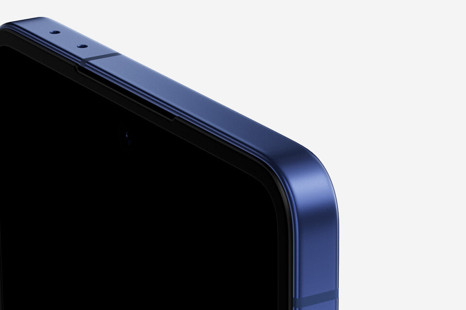 Zbliżenie na róg Galaxy Z Flip7 z solidną aluminiową ramką.