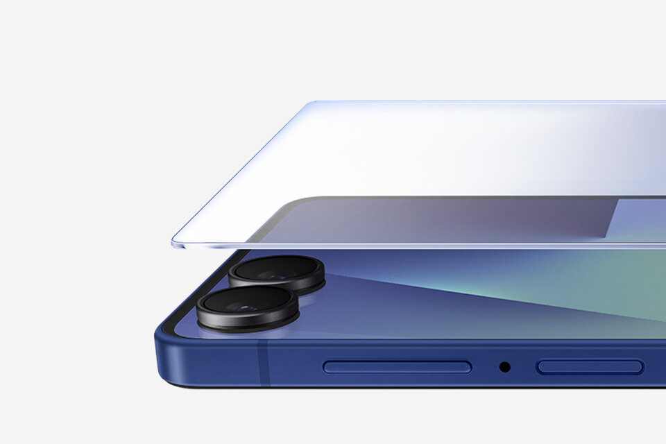 Zbliżenie na Galaxy Z Flip7 w pozycji rozłożonej. Tafla szkła unosi się nad ekranem zewnętrznym.