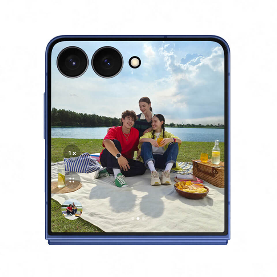 Zdjęcie grupowe robione aparatem 50 MP w Galaxy Z Flip7, podgląd na ekranie zewnętrznym. Przy zoomie 1,9x szczegóły pozostają wyraźne dzięki funkcji AI Zoom.
