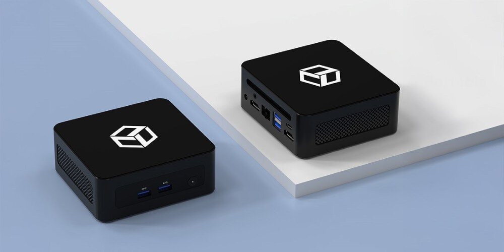 Komputer QOOBE II AP13620 Dwa czarne komputery mini PC z logo, jeden pokazany z przodu z portami USB, drugi z tyłu z portami HDMI, Ethernet i wentylacją, zintegrowana karta graficzna, grafika, edycja multimediów