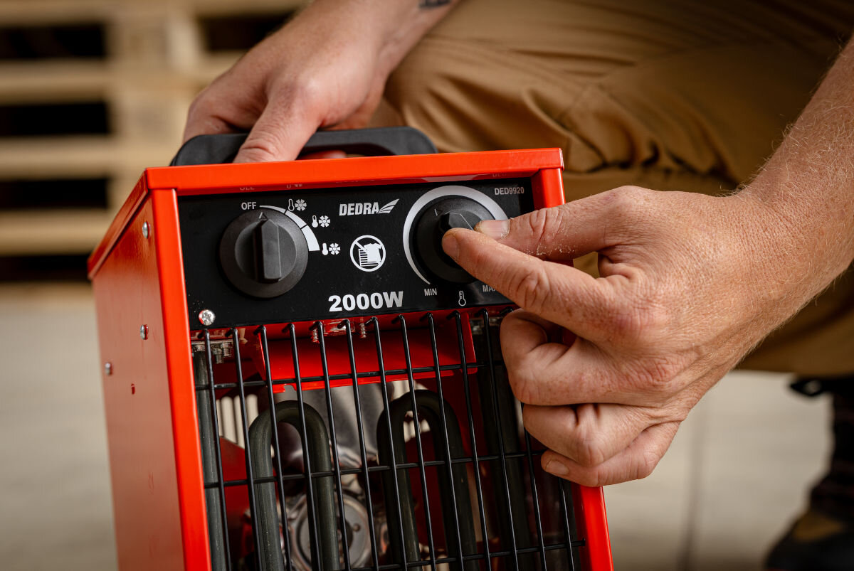 Nagrzewnica elektryczna DEDRA DED9920, pokrętło, termostat, precyzja, oszczędność, Zbliżenie na ceramiczny element grzejny za metalową kratką nagrzewnicy Dedra DED9920.