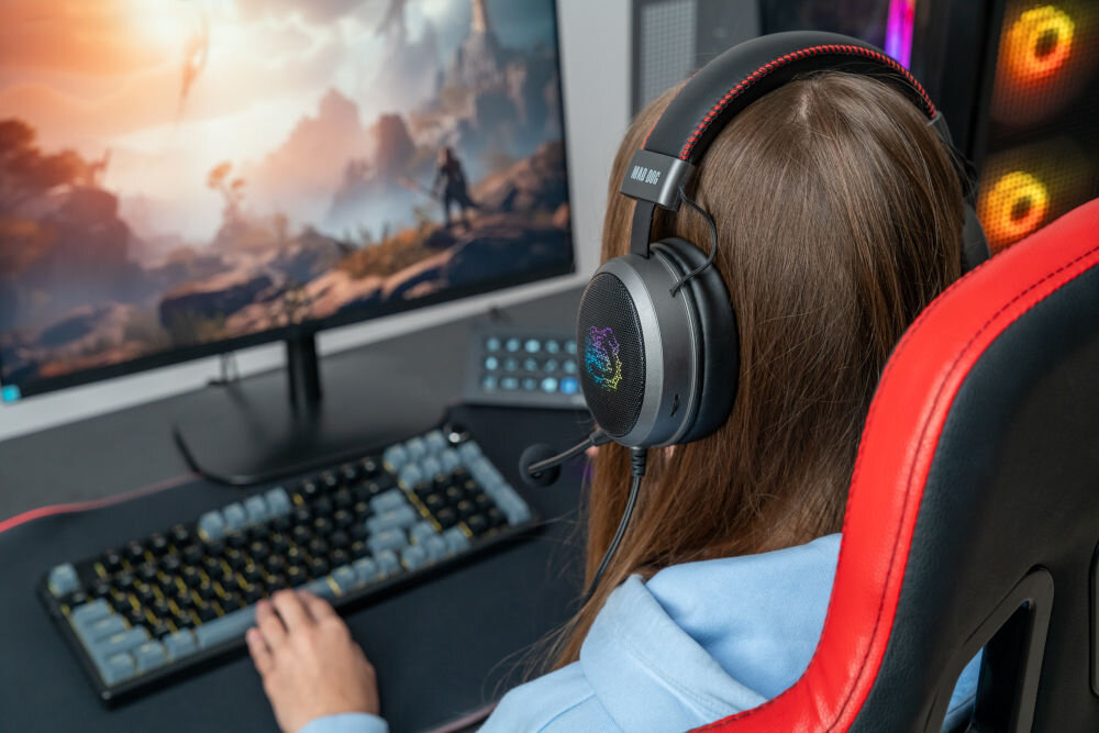 Słuchawki MAD DOG GH600K słuchawki podłączone do komputera stacjonarnego