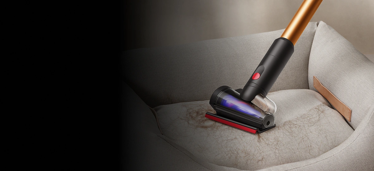 Zbliżenie na mini elektroszczotkę usuwającą sierść z legowiska