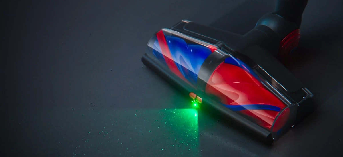 Zbliżenie na nową elektroszczotkę przeznaczoną do każdej powierzchni i zapobiegającą plataniu długich włosów