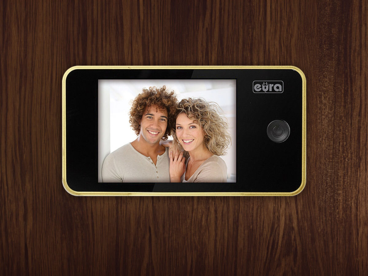 Wideo-wizjer EURA VDP-01C1 Eris Złoty, lcd, wyświetlacz, cale, obraz, na drewnianym tle wideowizjer od przodu