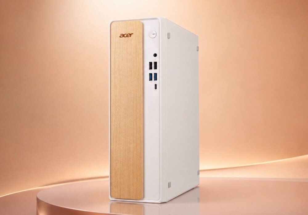Komputer ACER Aspire XC102-RPL Obudowa komputera stacjonarnego widziana z przodu i z boku z widocznymi portami USB, gniazdem audio oraz przyciskiem zasilania