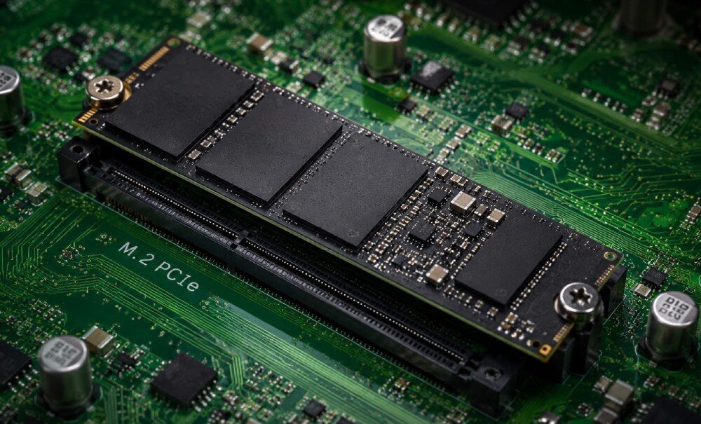 Komputer ACER Nitro N20-101-RPL Dysk SSD M.2 podłączony do gniazda na płycie głównej z napisem 'M.2 PCIe'