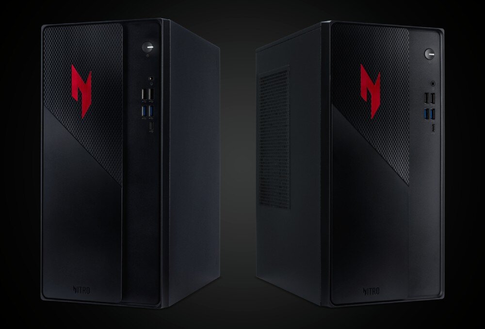 Komputer ACER Nitro N20-101-RPL Dwa ujęcia czarnej obudowy komputerowej z czerwonym logo na froncie, pokazane pod różnymi kątami na gładkim, ciemnym tle, cechy, styl, podzespoły