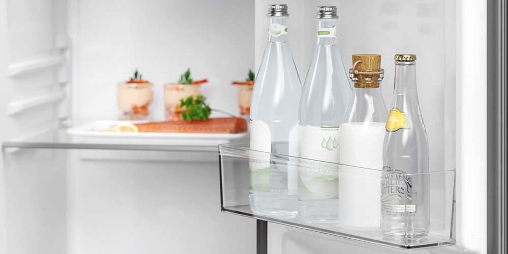 LODÓWKA HAIER HSR3918ENPG wizualizacja zdjęcie lifestyle otwarta front drzwi półka butelki woda mleko napoje Balkoniki na drzwiach utrzymanie porządku dodatkowe miejsce szybki łatwy dostęp