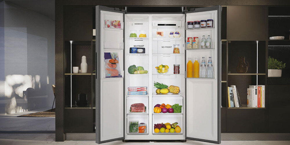 LODÓWKA HAIER HSR3918ENPG wizualizacja zdjęcie lifestyle otwarta wnętrze półki szuflady produkty Styl i funkcjonalność estetyczny wygląd praktyczne rozwiązania podwójne drzwi kolor srebrny