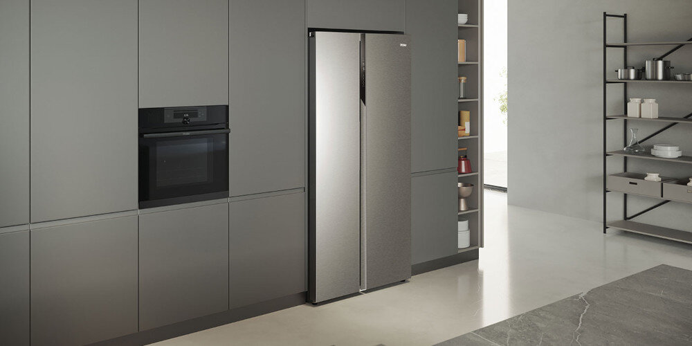 LODÓWKA HAIER HSR3918ENPG wizualizacja zdjęcie lifestyle Głębokość lodówki dopasowana do mebli konstrukcja budowa wymiary dopasowanie kuchnia głębokość 64,7 cm estetyczny wygląd komfort