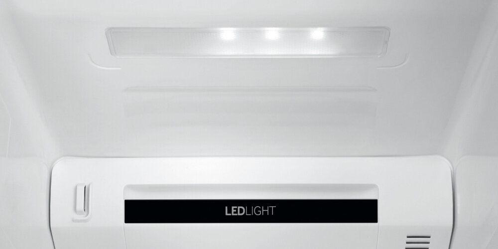 LODÓWKA HAIER HSR3918ENPG wizualizacja zdjęcie lifestyle górne oświetlenie światło diody jasne białe LedLight ściana widoczne wnętrze Lepsza widoczność 