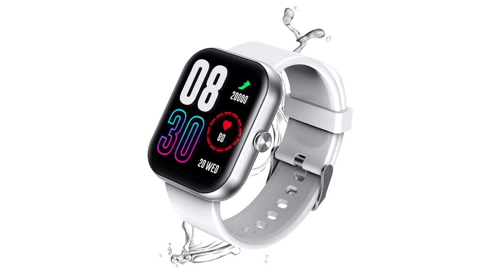 Smartwatch z białym paskiem i kolorowym wyświetlaczem pokazującym czas, liczbę kroków oraz tętno. W tle widoczne są rozpryski wody.