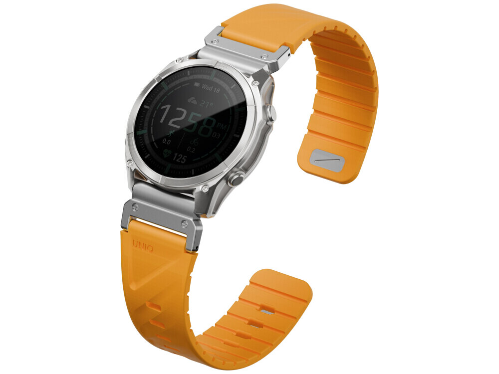 Pomarańczowy pasek do zegarka z metalową kopertą, widoczny napis \'UNIQ\' na pasku. Zegarek wyświetla cyfry i ikony na ekranie.