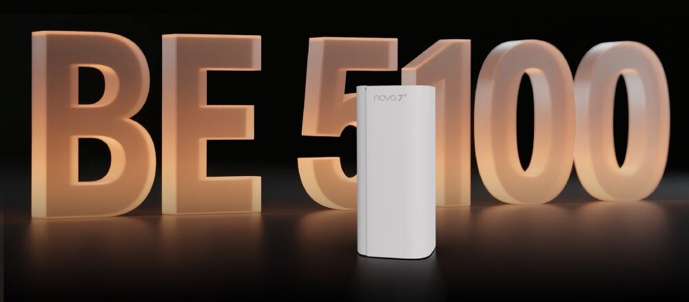 Na obrazie znajduje się biały router z napisem \'nova\' na tle dużych, podświetlonych liter \'BE 5100\'.