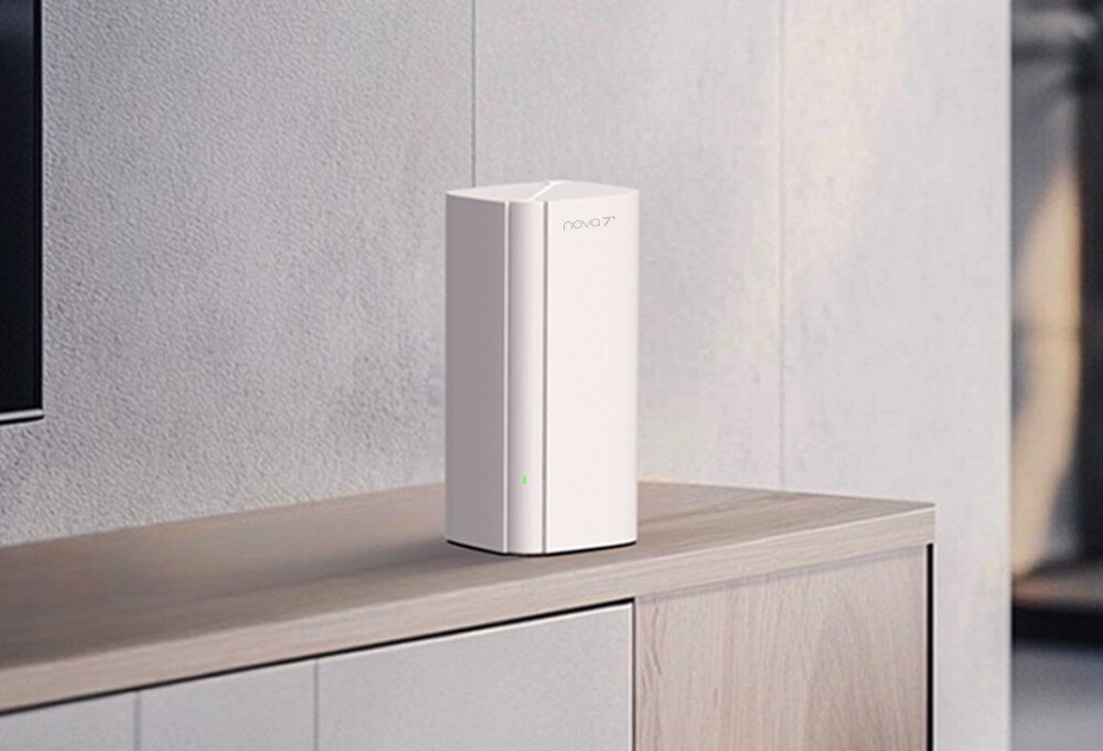 Na drewnianej powierzchni stoi biały, pionowy router z logo \'nova\'.