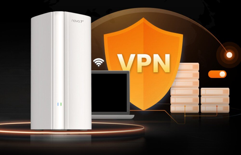 Na obrazie widoczny jest biały router z napisem \'nova\', obok którego znajduje się laptop oraz pomarańczowa tarcza z napisem \'VPN\'. W tle widać ikony sygnału Wi-Fi i stosy serwerów.