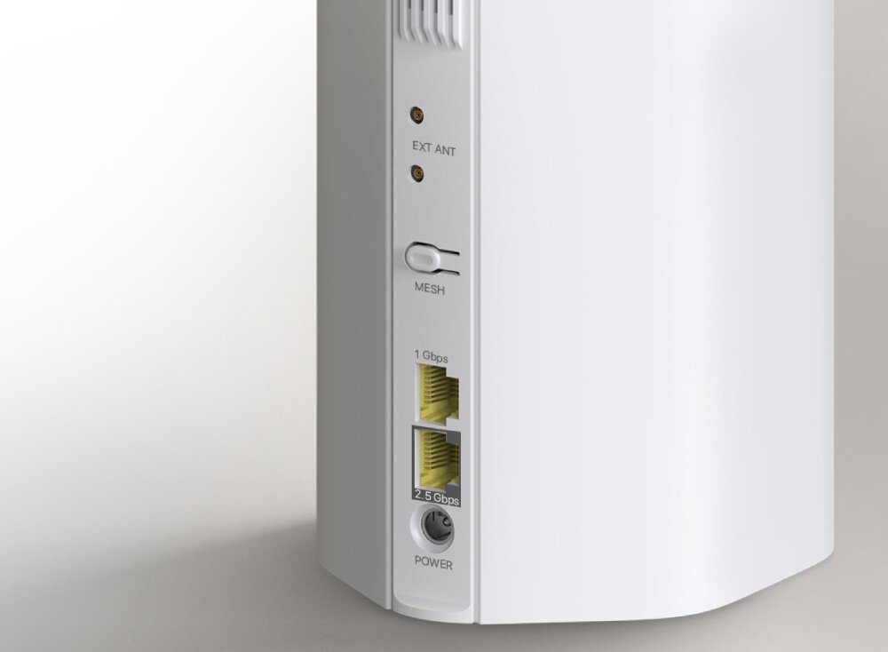 Biały router z widocznymi portami oznaczonymi jako 1 Gbps i 2.5 Gbps oraz przyciskiem MESH. Obok znajdują się złącza EXT ANT i POWER.
