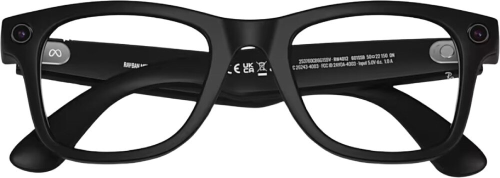 Okulary META Ray-Ban Wayfarer Gen 2 czarne okulary złożone i ułożone frontem do dołu, prezentujące napisy techniczne oraz symbole certyfikacji na wewnętrznej stronie zauszników i mostka