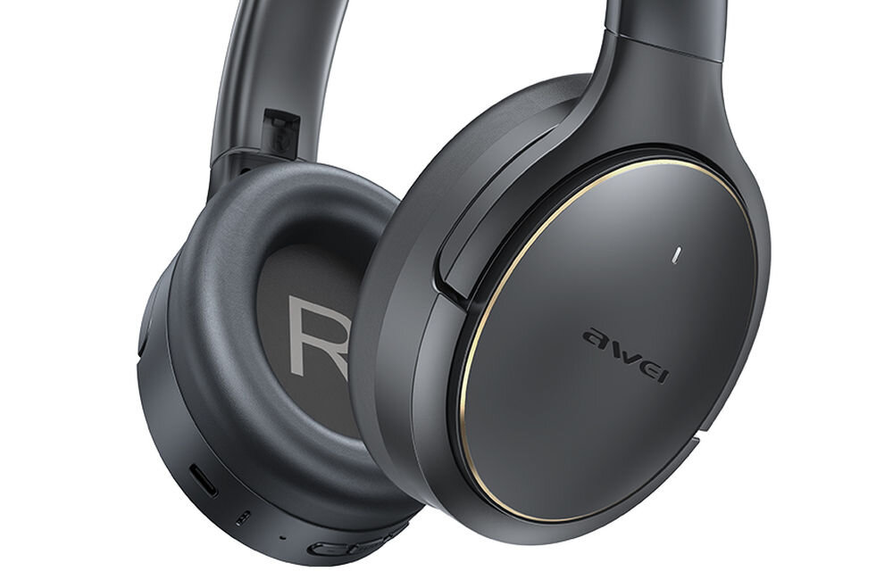 Czarne słuchawki nauszne z widocznym logo \'awei\' na jednej z muszli. Wnętrze jednej z muszli oznaczone literą \'R\'.