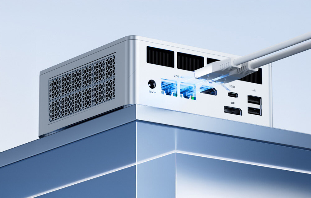 Komputer MINISFORUM M1 Plus Zbliżenie na tylny panel mini komputera z portami LAN, USB, HDMI oraz DP i podłączonymi kablami sieciowymi.