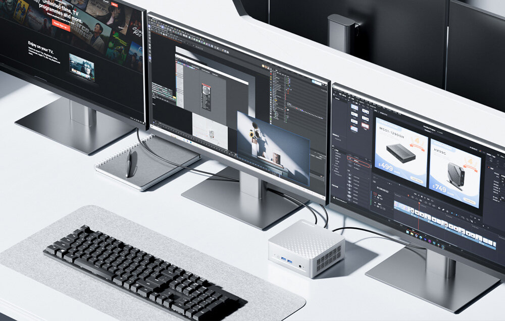 Komputer MINISFORUM M1 Plus Srebrny mini komputer na biurku podłączony do trzech monitorów, prezentujący wielozadaniowość i pracę kreatywną.