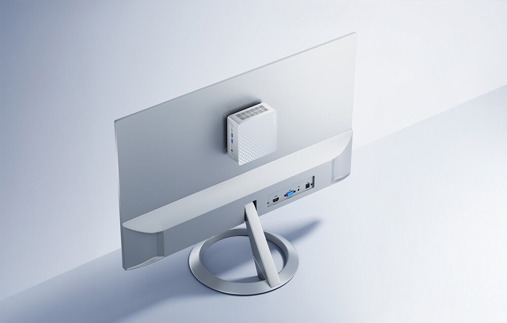 Komputer MINISFORUM M1 Plus Widok z tyłu na monitor z zamontowanym na nim komputerem za pomocą uchwytu VESA.