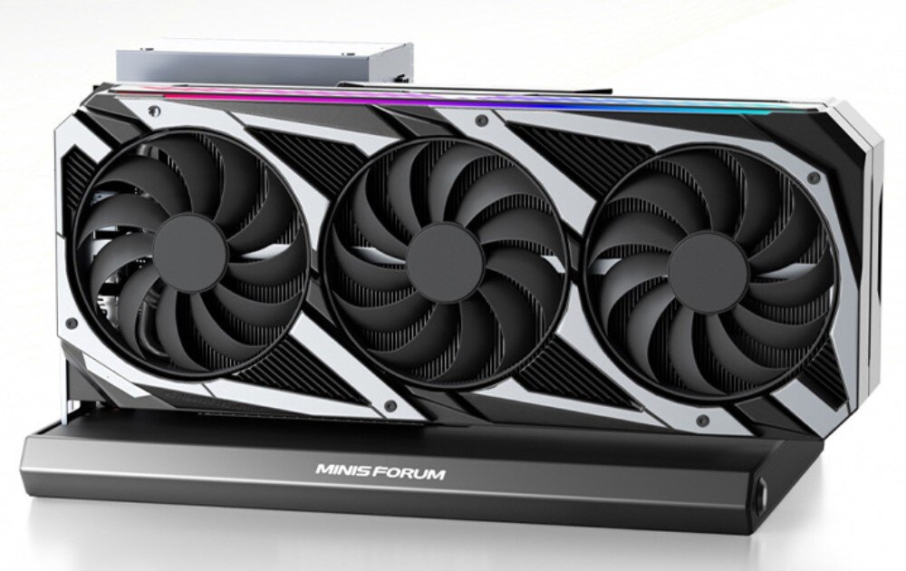 Stacja dokująca MINIS FORUM DEG1 Oculink Boczny profil czarnej stacji dokującej Minisforum z białym logo marki na minimalistycznym, szarym tle.